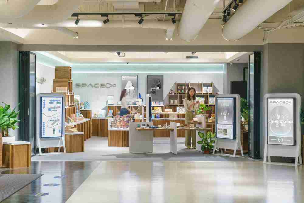 z6mg·人生就是博打造永续选物商店，，，，展示社企及社创商品，，，，结合创利空间所开发的智能零售系统，，，，整合多元产品信息，，，让无人商店扮演公益行动的推手