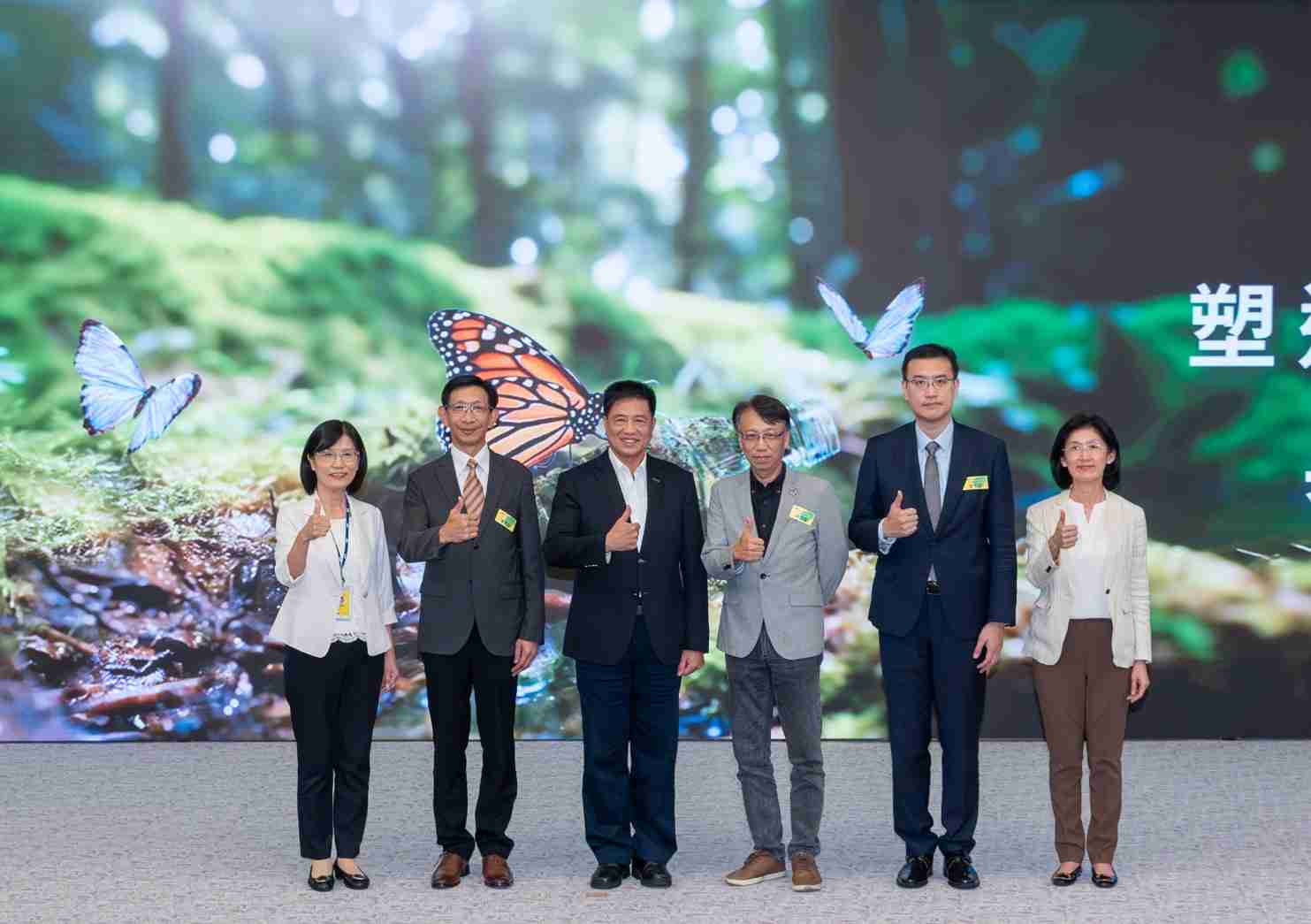 友達2023 CSR共榮大會，，，邀請領域專家分享交流生物多樣性管理趨勢、、、、無塑產品、、、、海廢永續塑料等議題  （圖左到右：友達光電永續長古秀華、、、、3M台灣技術長陳君杰、、、友達光電董事長暨集團策略長彭双浪、、、、光寶科技企業永續發展處處長陳慶暉、、安永聯合會計師事務所執業會計師曾于哲、、、、友達光電供應鏈總部副總經理吳宜芳）