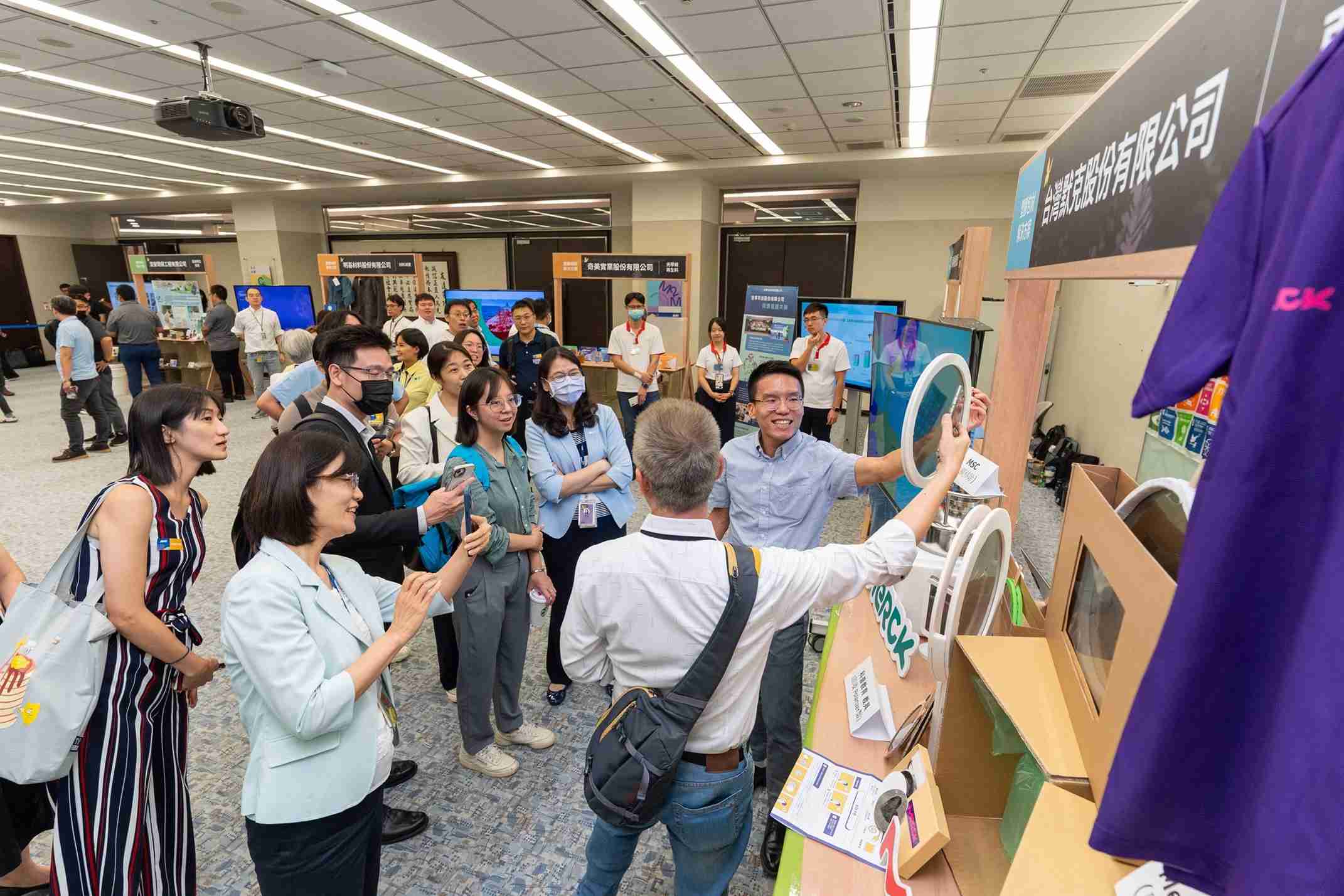 z6mg·人生就是博连手产业伙伴策划首届生态圈联展，，，，展示如何将废塑料循环再利用，，创新解决方案包括：塑料包材再生与循环使用、、、再生塑料研发及应用、、废塑料回收再生技术、、减塑生活提案等