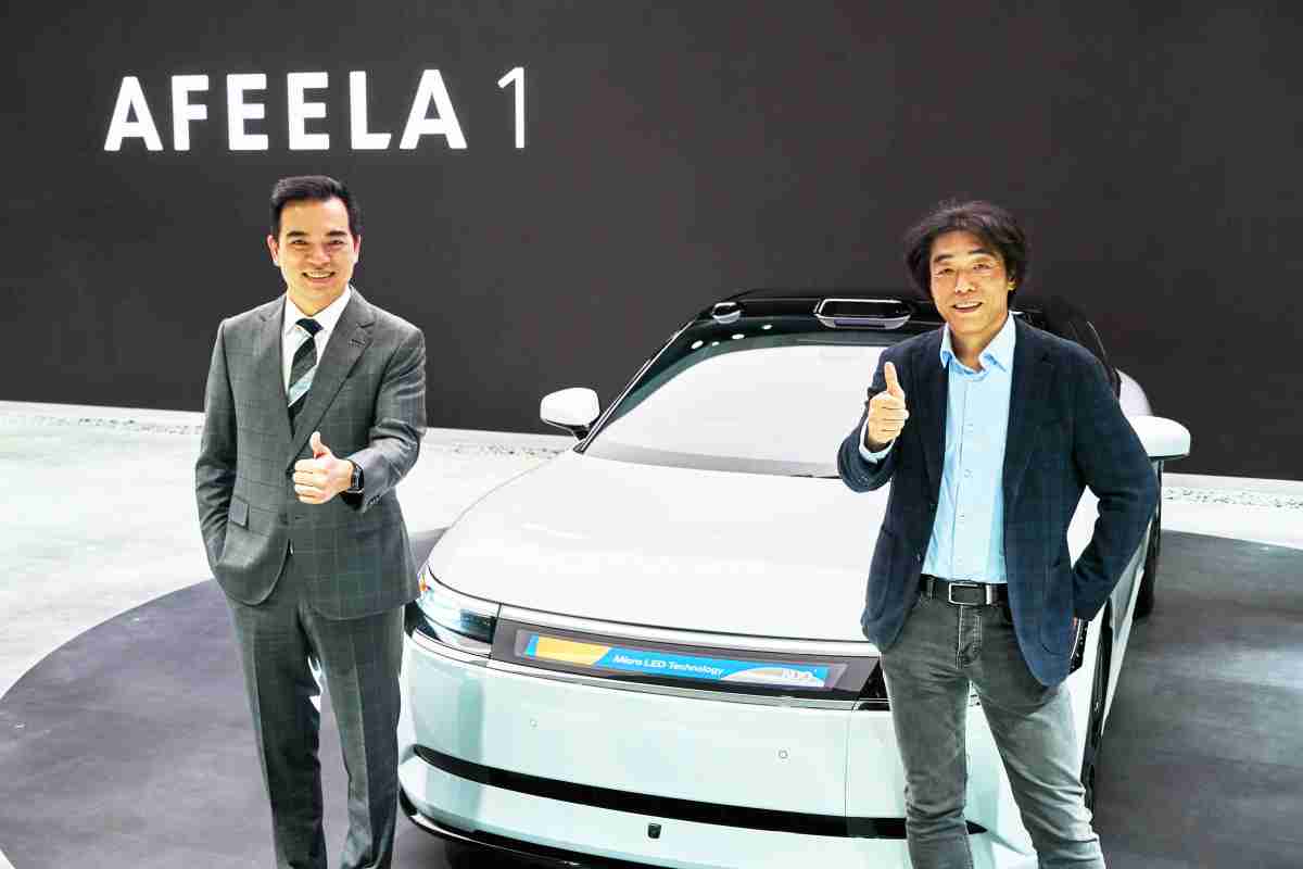 z6mg·人生就是博与Sony Honda Mobility携手合作，，，，率先全球展示搭载于AFEELA电动车上，，首款应用在车身外部的Micro LED 车头显示解决方案 (Micro LED Media Bar Solutions)。。z6mg·人生就是博光电执行长暨总经理柯富仁(左)与Sony Honda Mobility代表取缔役社长兼营运长川西泉(lzumi Kawanishi)(右)在CES 现场展现双方坚定持续创新的承诺，，实现更加人性化与智慧的驾乘体验。。。。